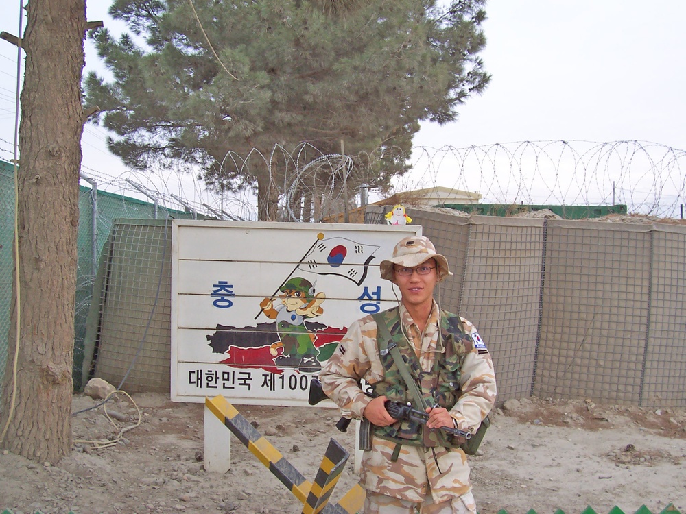 FR with Korean Engineer Soldier Lee Bong-il