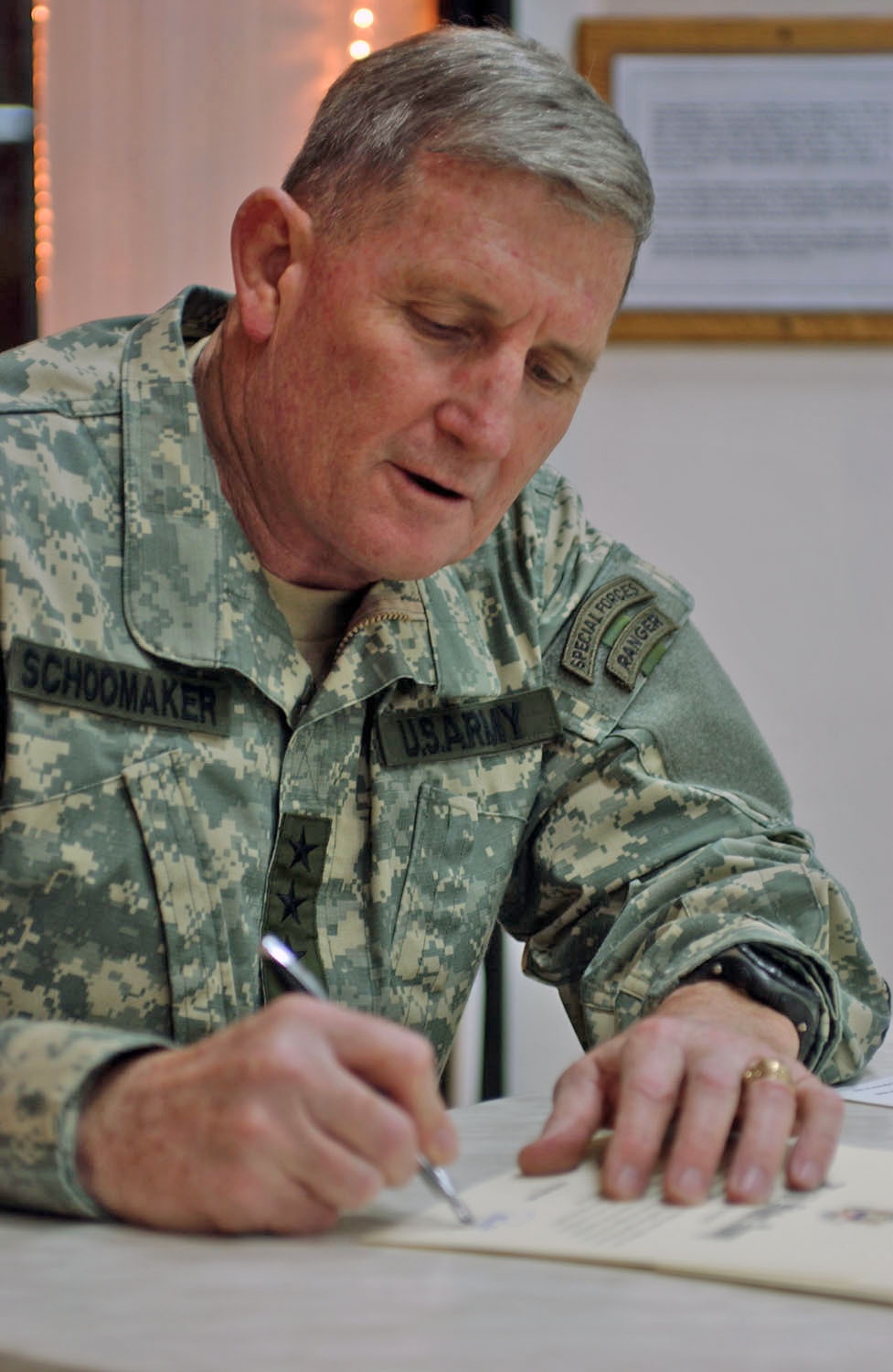 Gen. Schoomaker sign awards and reenlistment documents