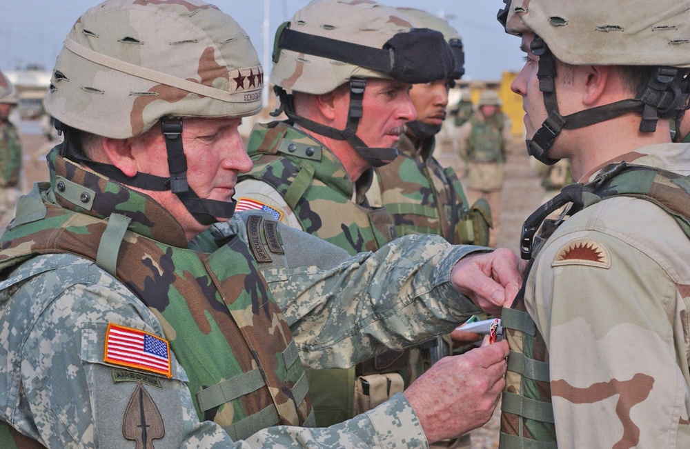 Gen. Schoomaker awards Cpl. Eldred the Bronz Star