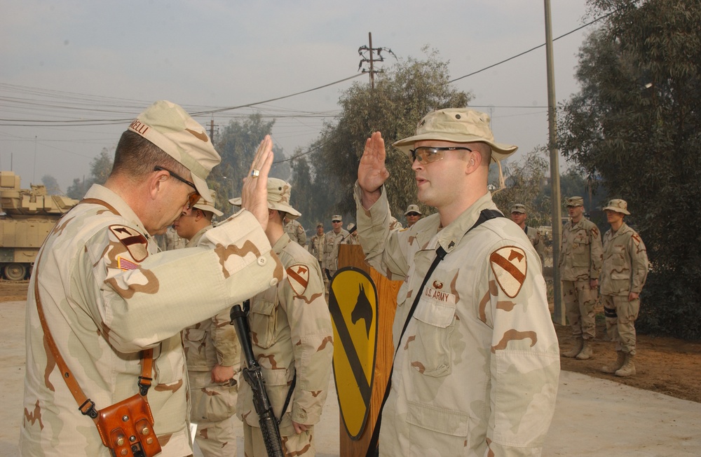 Maj. Gen. Chiarelli administers the oath of re-enlistment