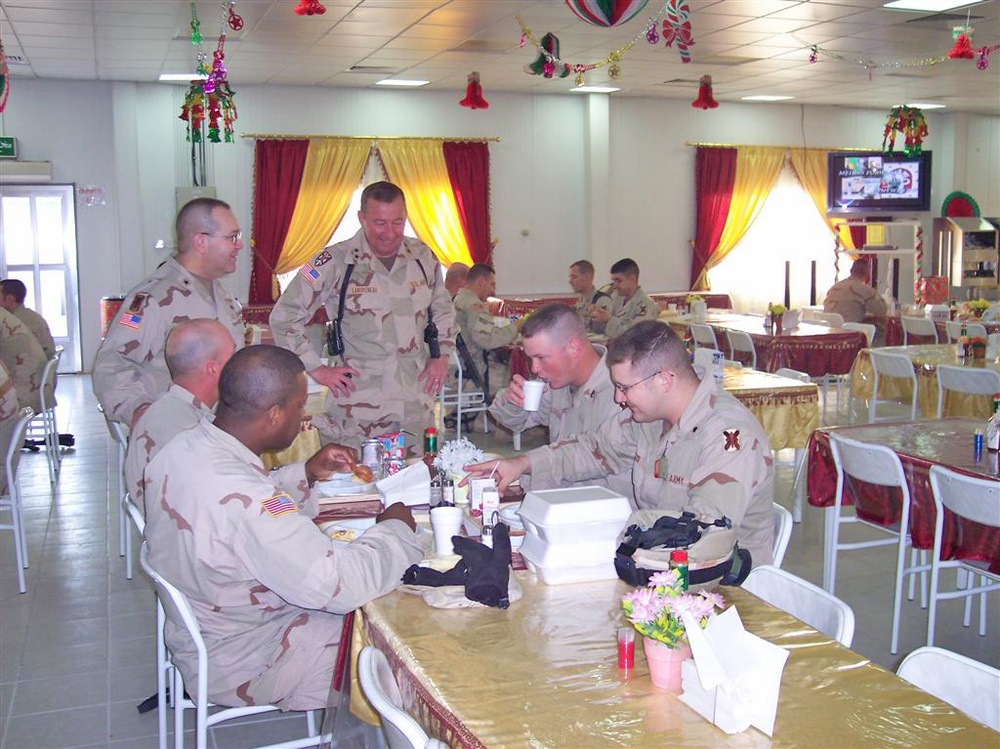 Generals have a lunchtime chat with Soldiers