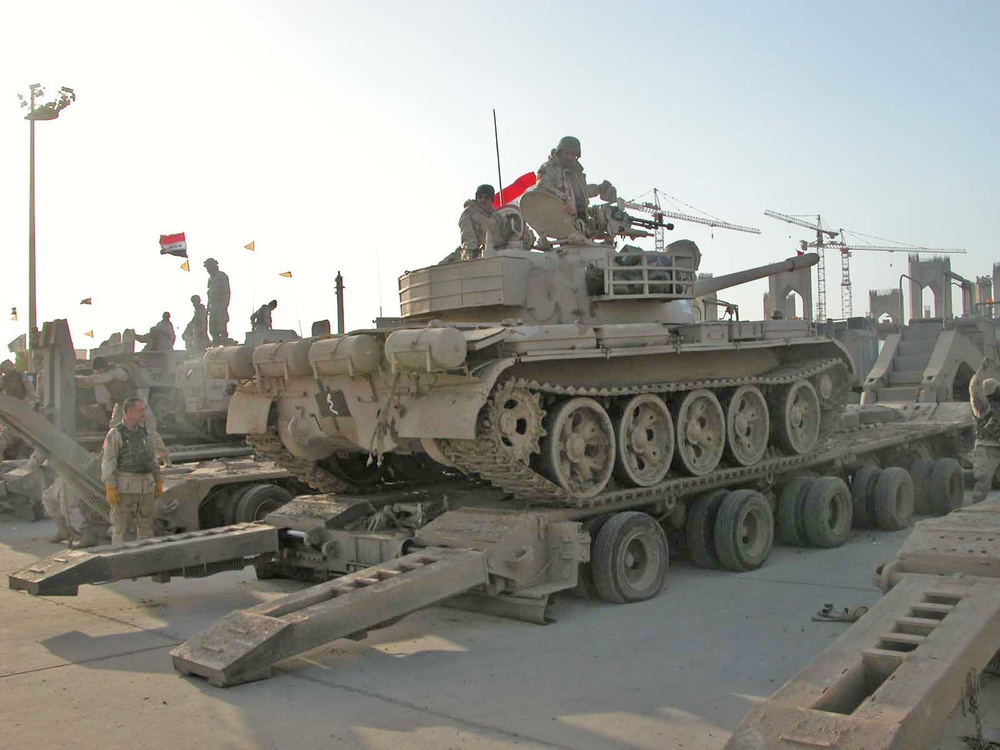 Elections: Soldiers of the Iraqi Army help unload the tanks