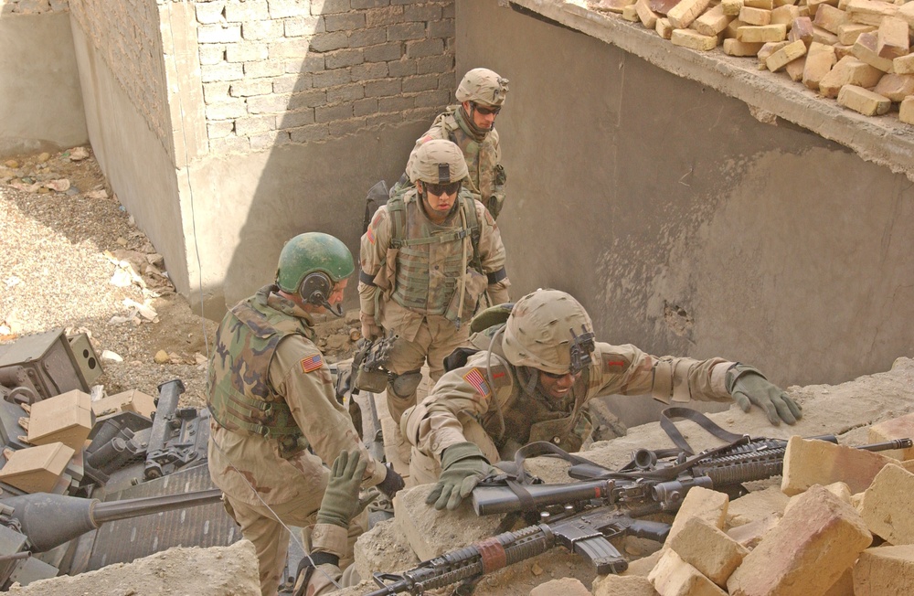 Soldiers about to enter building.