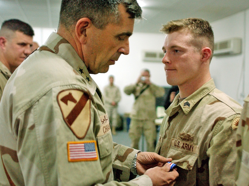 Maj. Gen. Peter Chiarelli awards Sgt. Matthew Zedwick