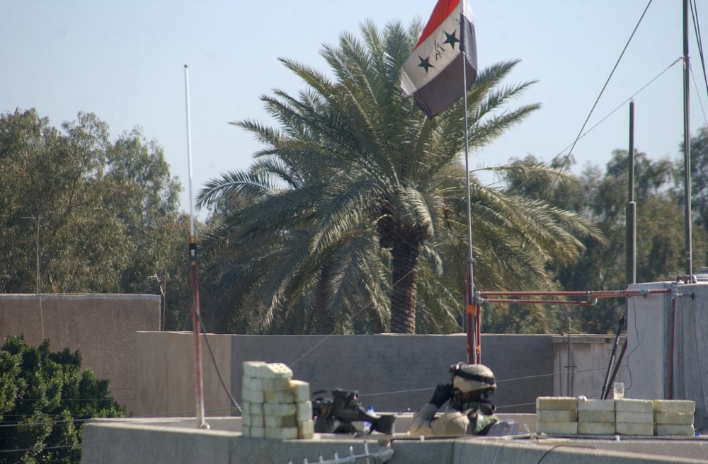 A 2nd BCT Soldier surveys the streets of Baghdad
