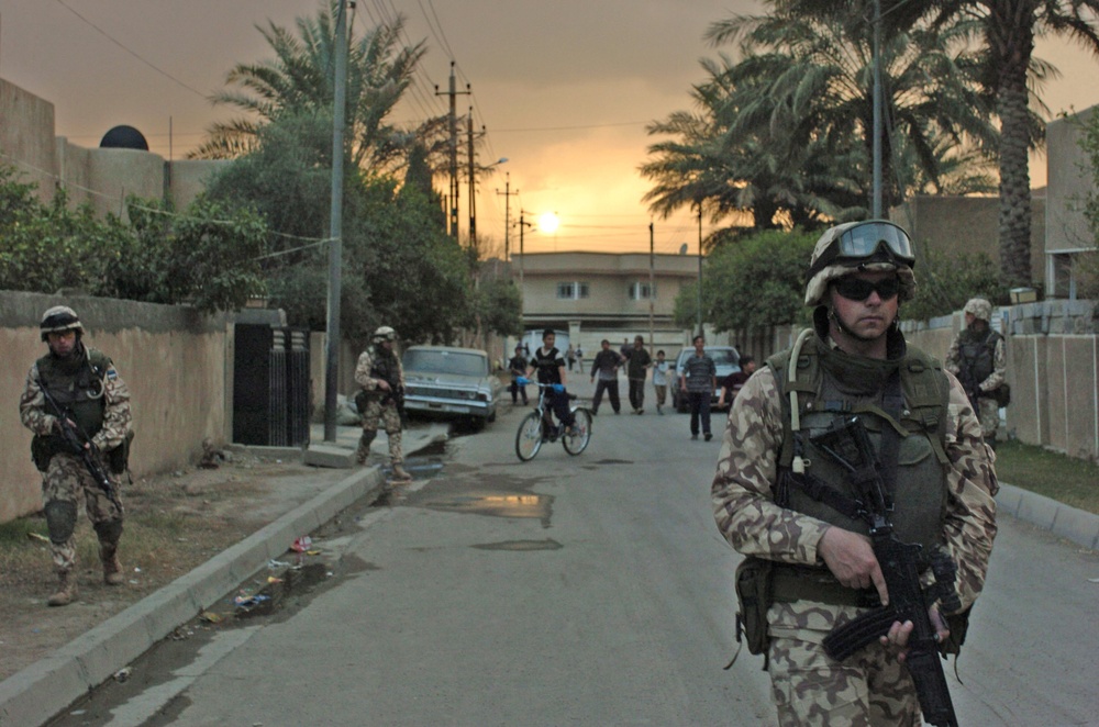 Iraqi children follow Estonian Sgt. Hardi Ansar