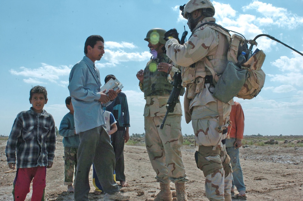 Staff Sgt. Stevie Knox talk with Iraqi children