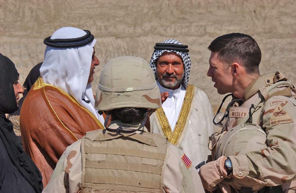The Sheik shake hands with Lieutennant Colonel Eric Wesley