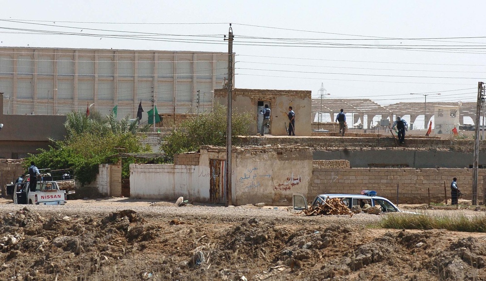 Iraqi Police storm a building where miltants were hiding