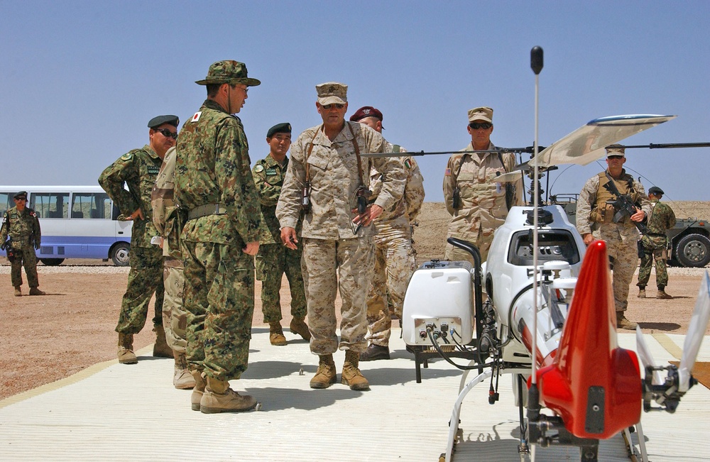 General visit Japanese base in An Samarra, Iraq