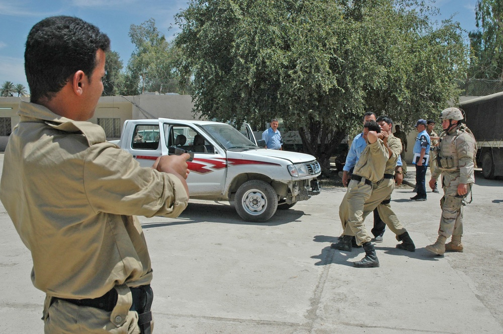 Iraqi police officers train on searching vehicles