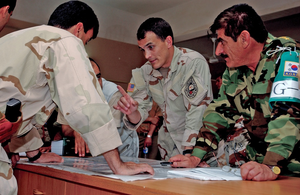 Capt. Joe Salinas briefs Iraqi Army intelligence officers