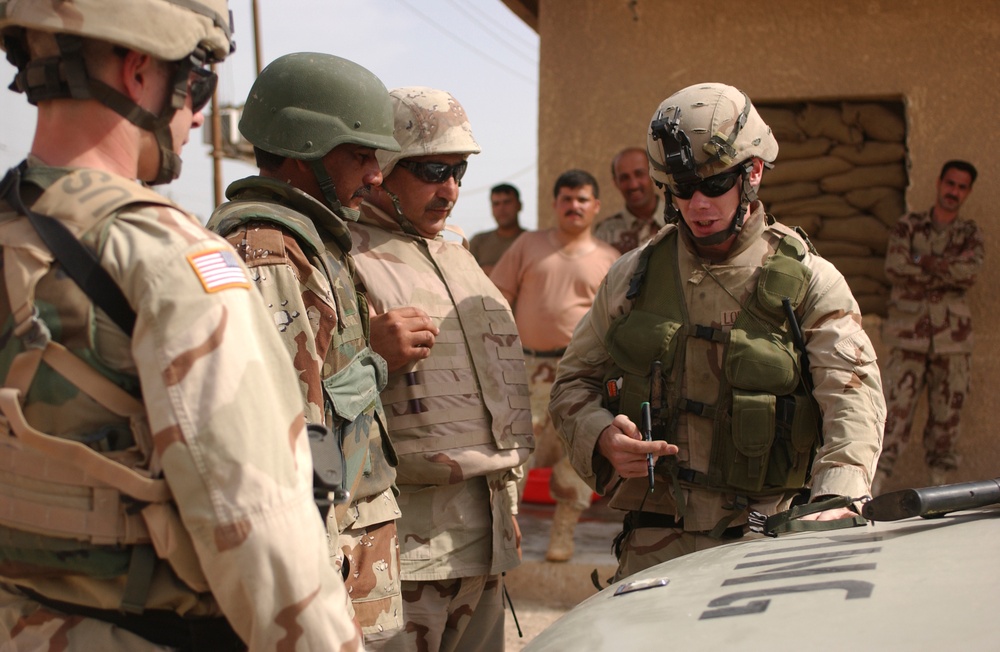 2nd Lt. Lorsung talks to an Iraqi army squad leader