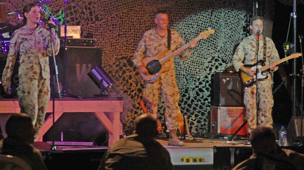 The Australian Army Band Melbourne lead the crowd