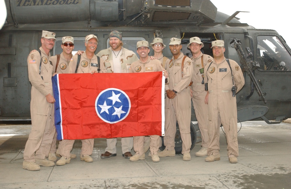 Toby Keith visits with Soldiers from Tennessee