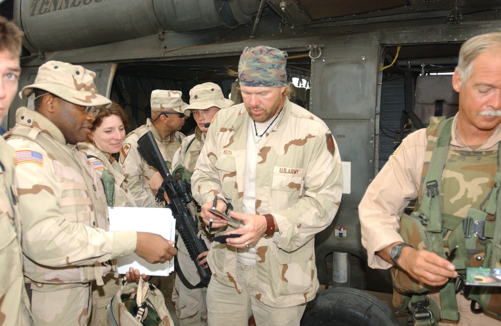 Toby Keith visits with Soldiers from Tennessee