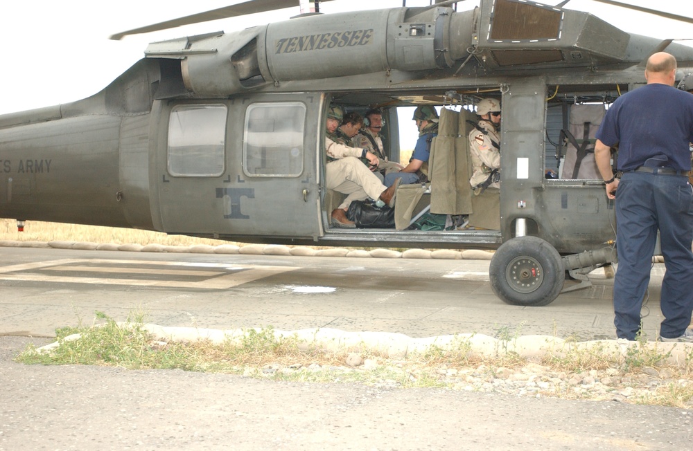 Toby Keith visits with Soldiers from Tennessee