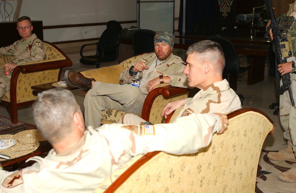 Toby Keith visits with Major General David Rodriguez