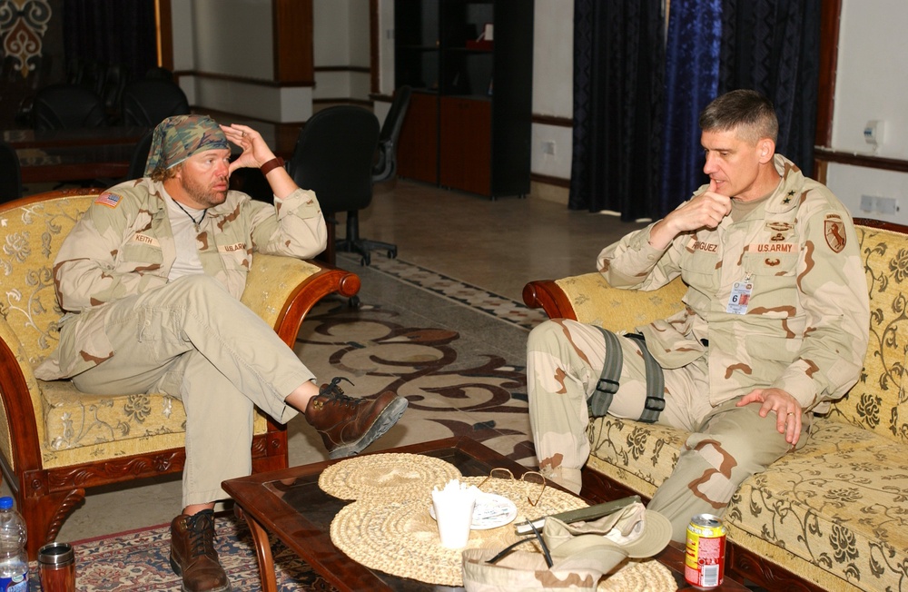 Toby Keith visits with Major General David Rodriguez