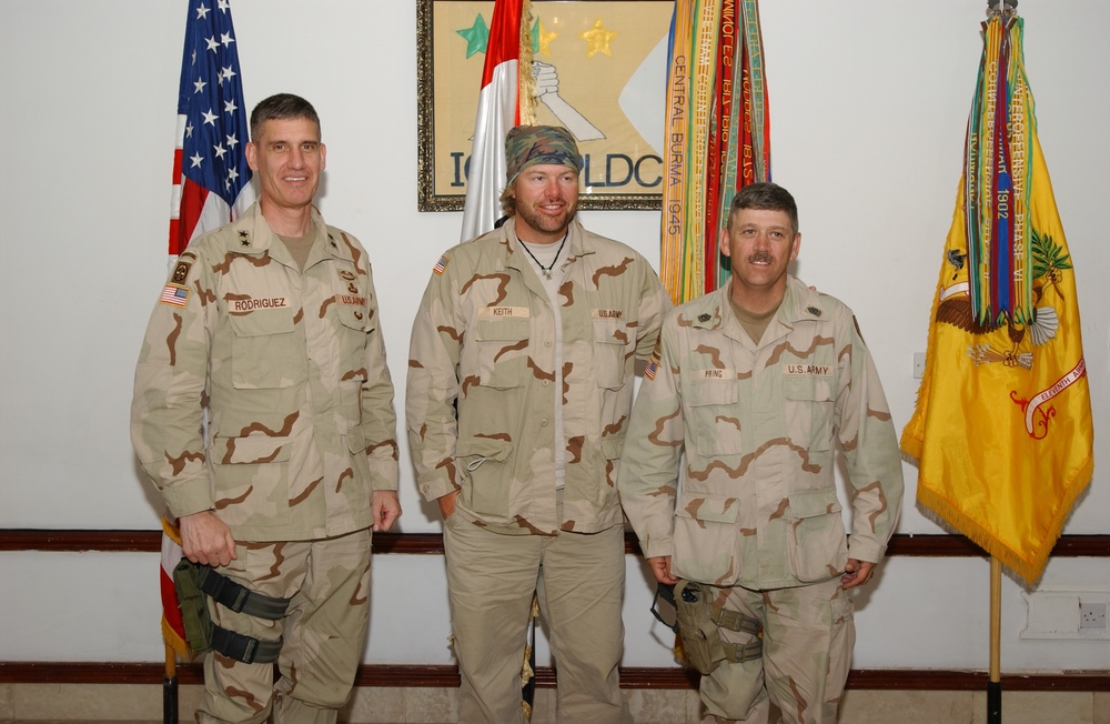 Toby Keith pose with Major General David Rodriguez