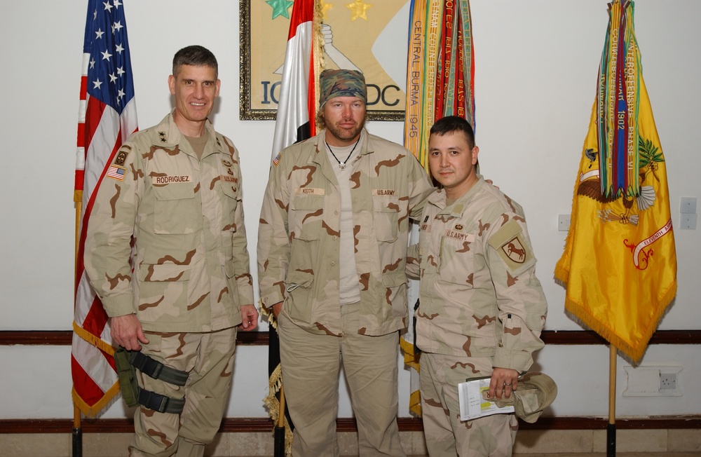 Toby Keith and Major General David Rodriguez pose with soldiers