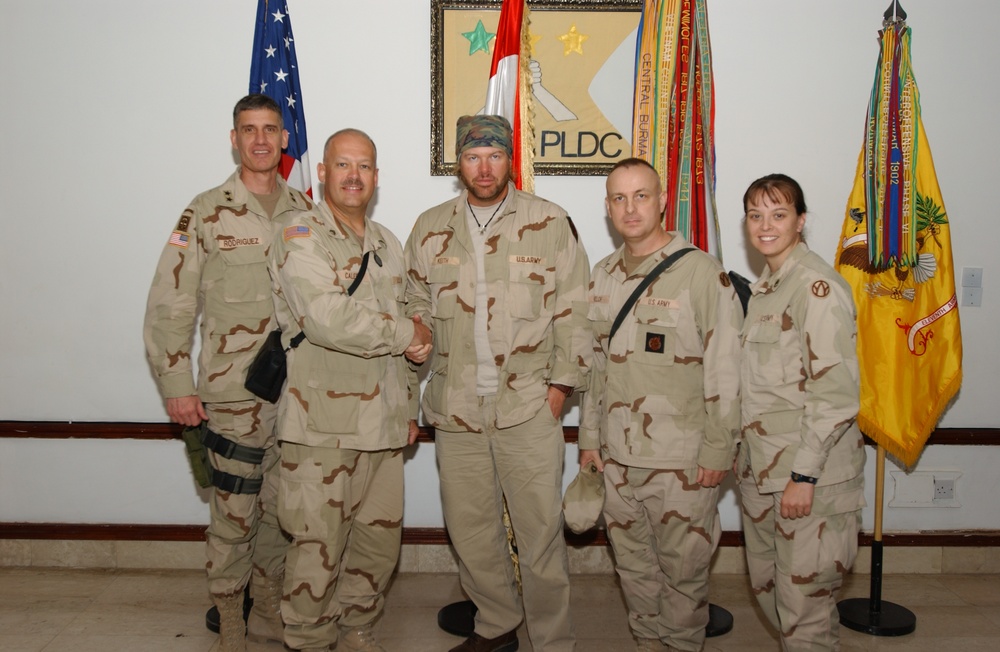 Toby Keith and Major General David Rodriguez pose with soldiers