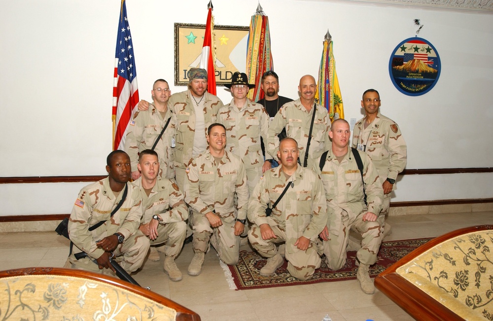 Toby Keith poses with soldiers