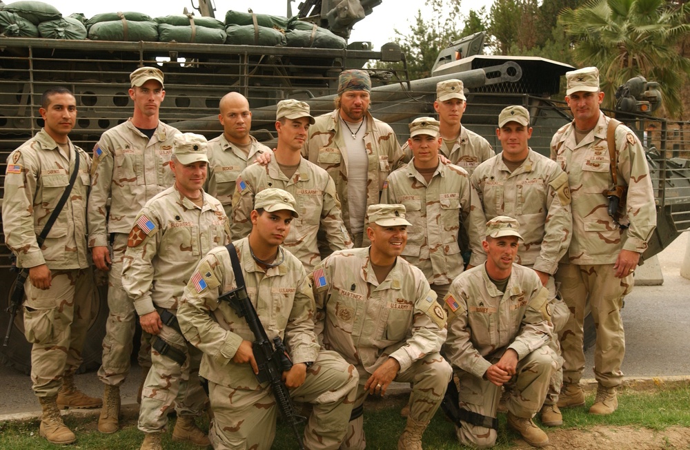 Toby Keith poses with soldiers