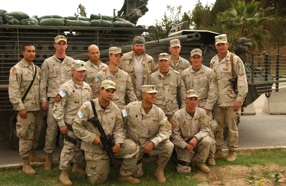 Toby Keith poses with soldiers