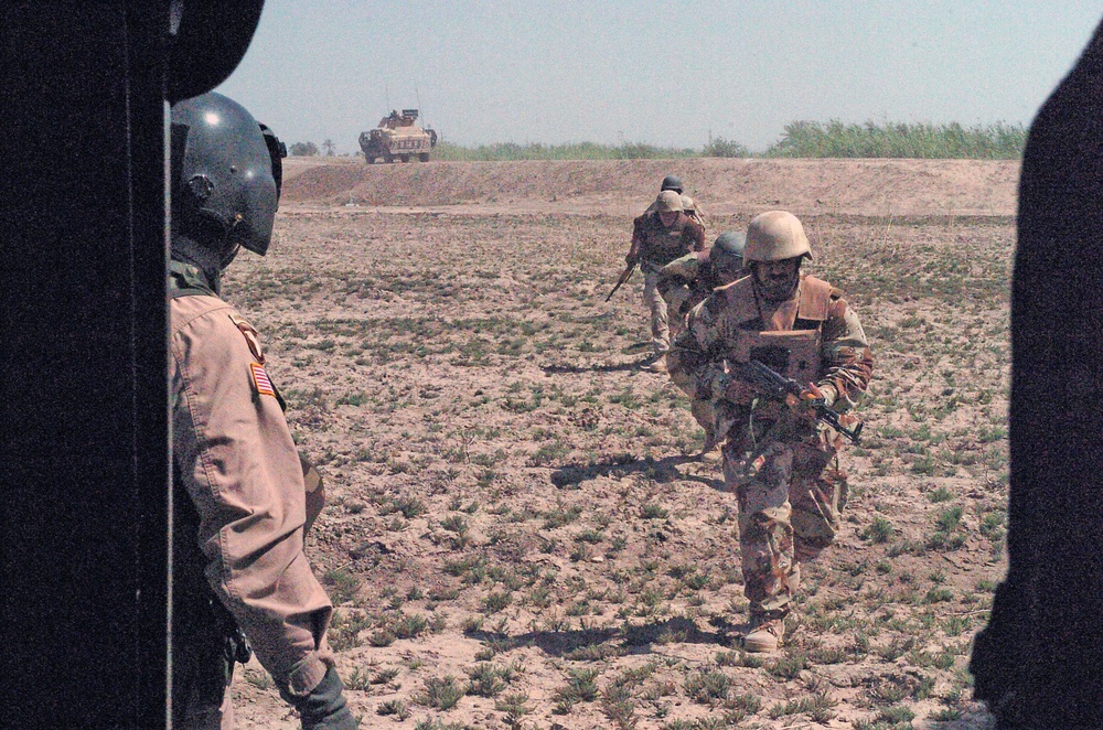 Soldiers rush toward a UH-60 Black Hawk