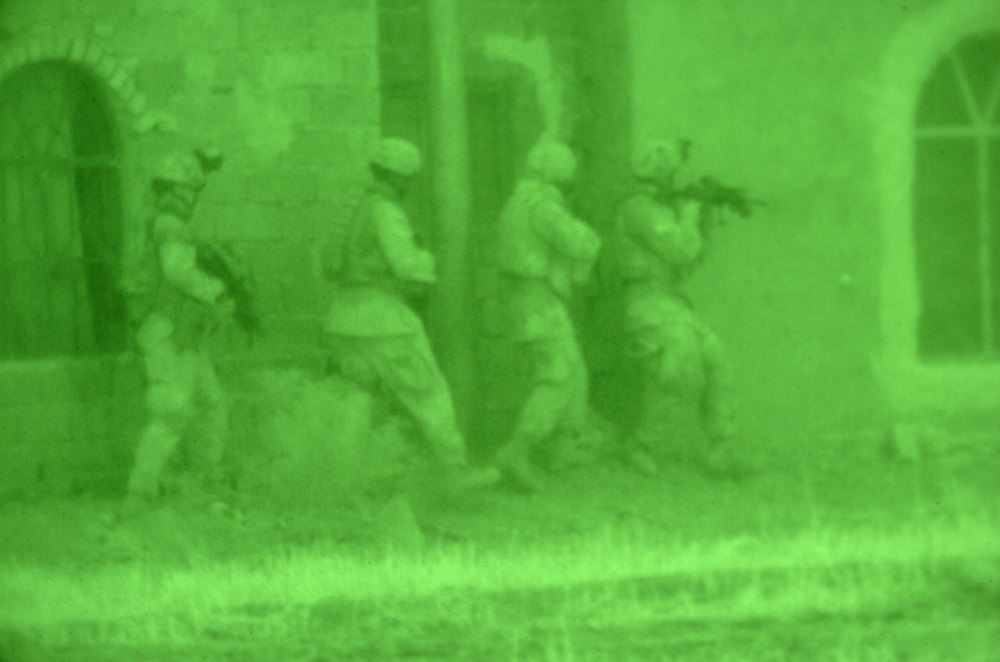 Soldiers raid a house in Southern Baghdad