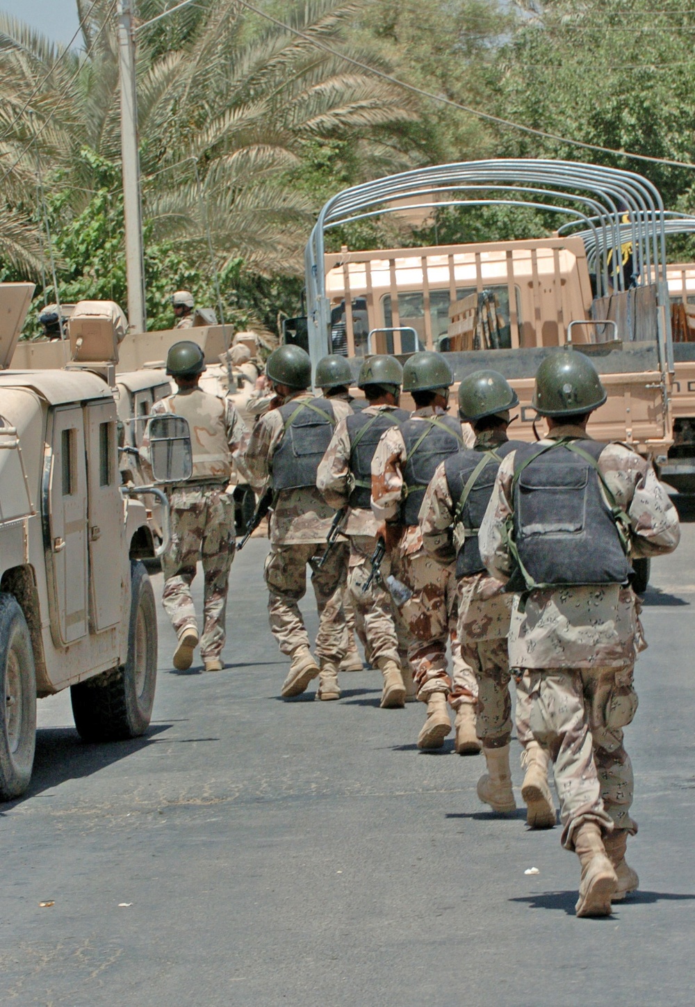 Iraqi Army rush to raid a house during a mission