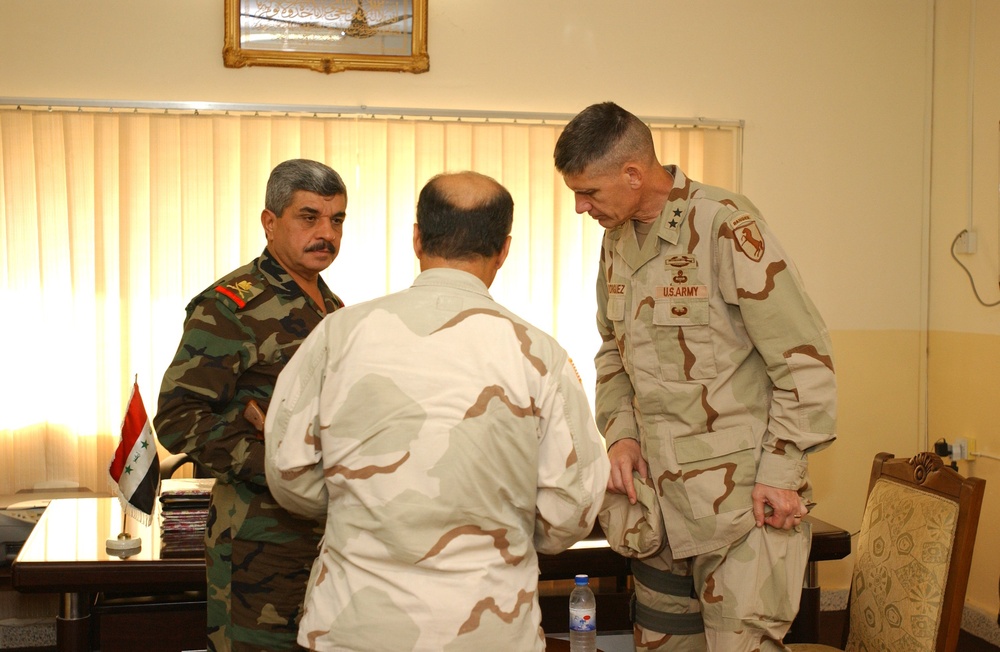 General Kaleel talks with Maj. Gen. Rodriguez