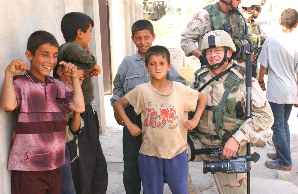 SFC Lance Milsted and Iraqi children