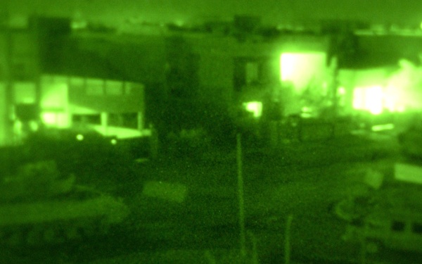 Iraqi and US Armies look for three suspected insurgents.