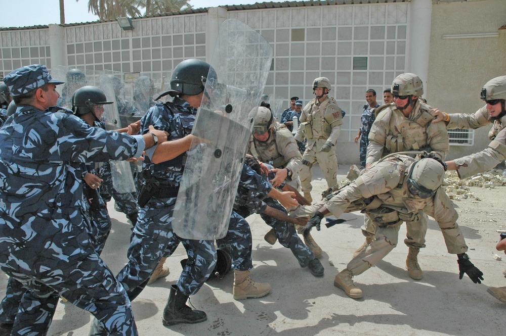 Soldiers teach the Baghdad Emergency response force