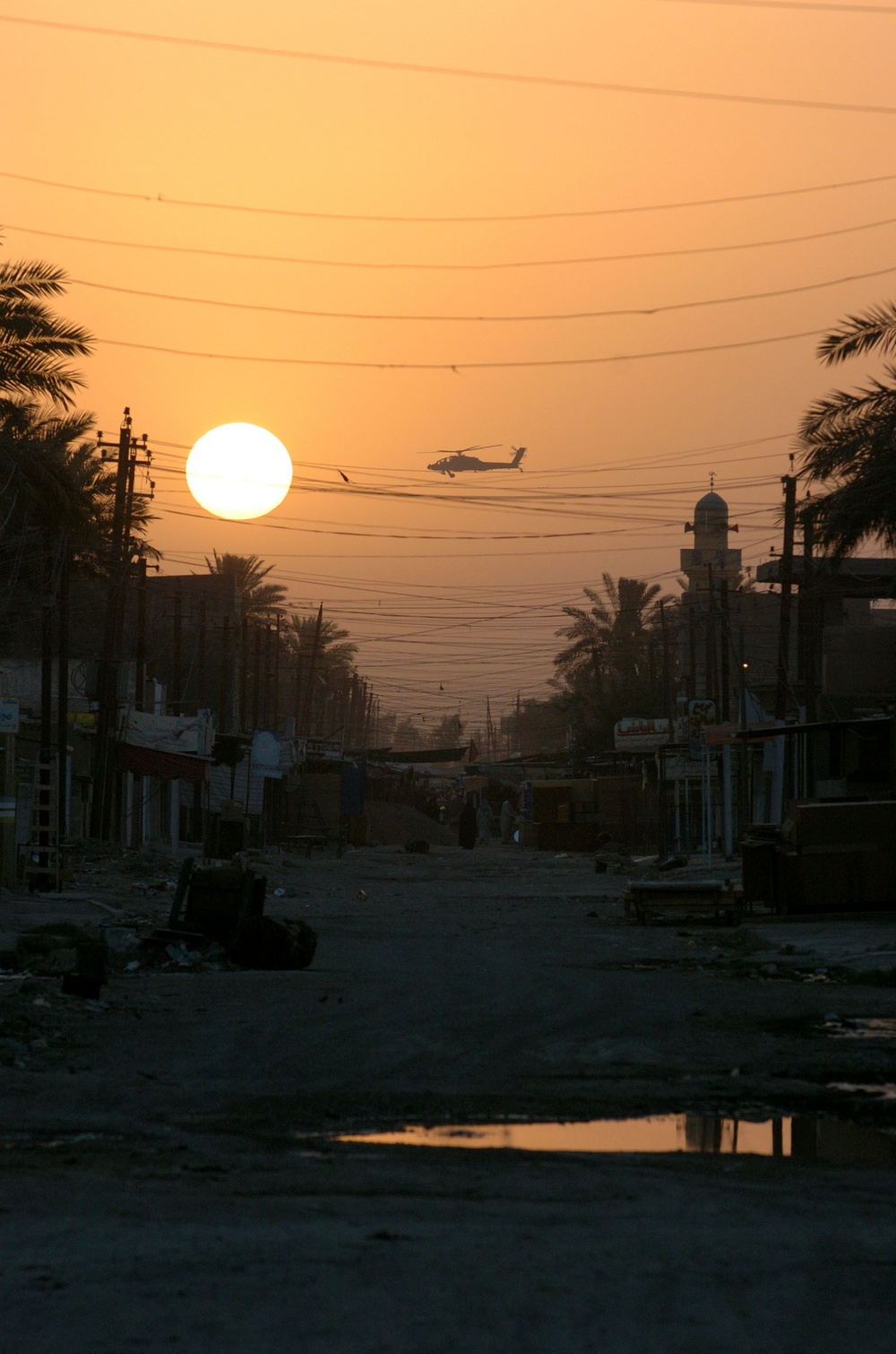 An AH-64 Apache flies low over Jisr-Diyala