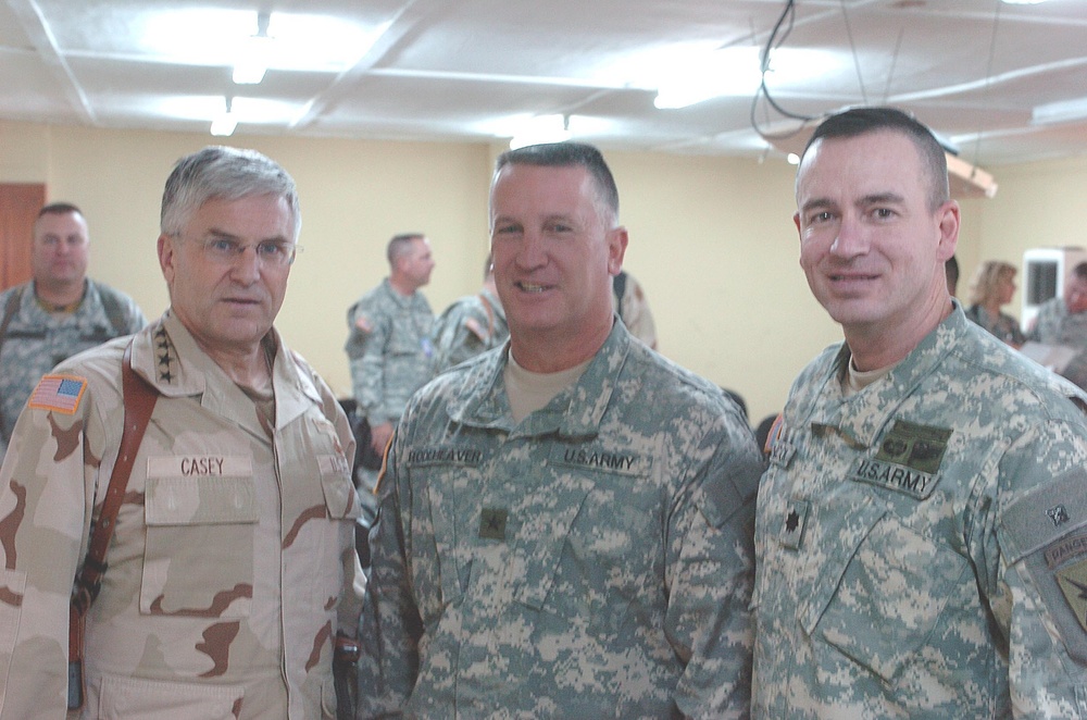 Commander of MNF-I visits to discuss the 48 BCTs operations in Iraq