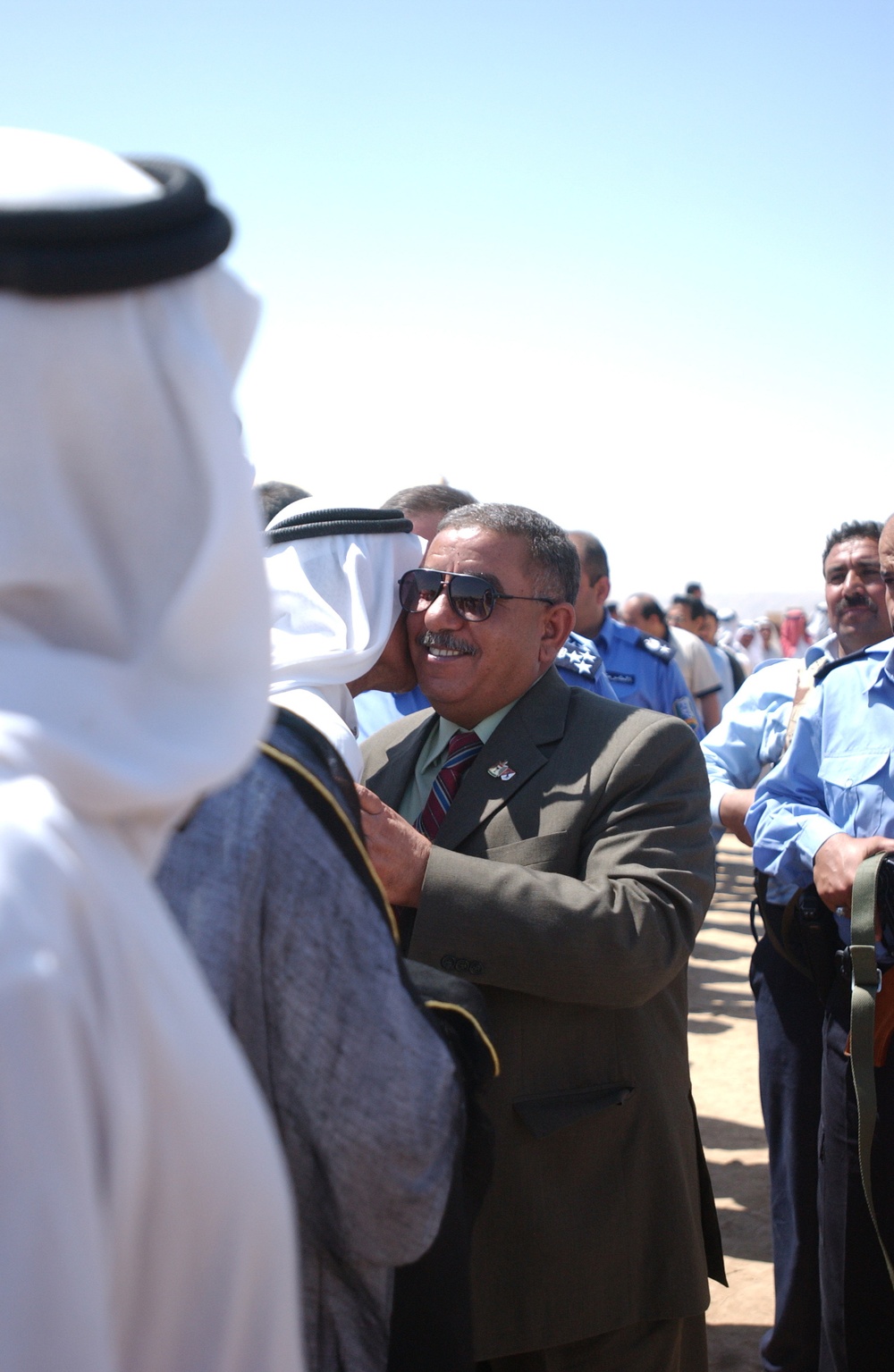 366th Mobile Public Affairs Detachment - Gen. hugs sheik