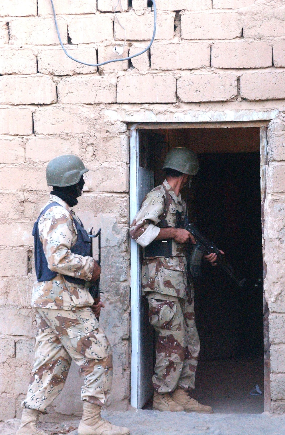 DVIDS - Images - Iraqi Soldiers clear house [Image 1 of 4]