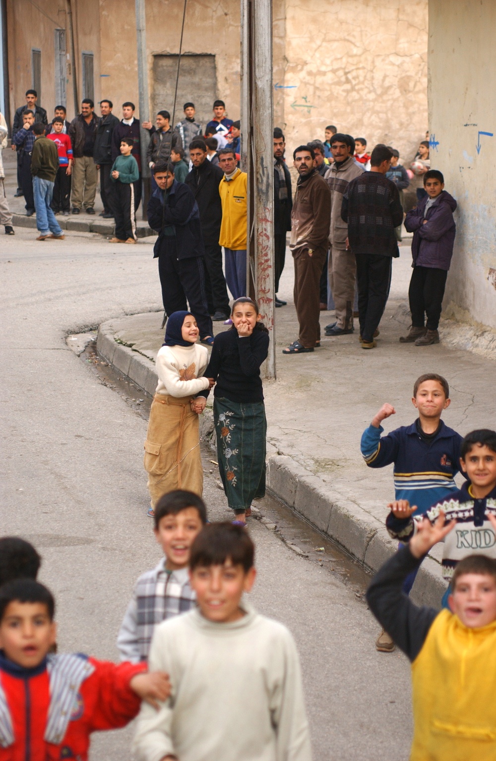 Iraqi chidren behind Stryker
