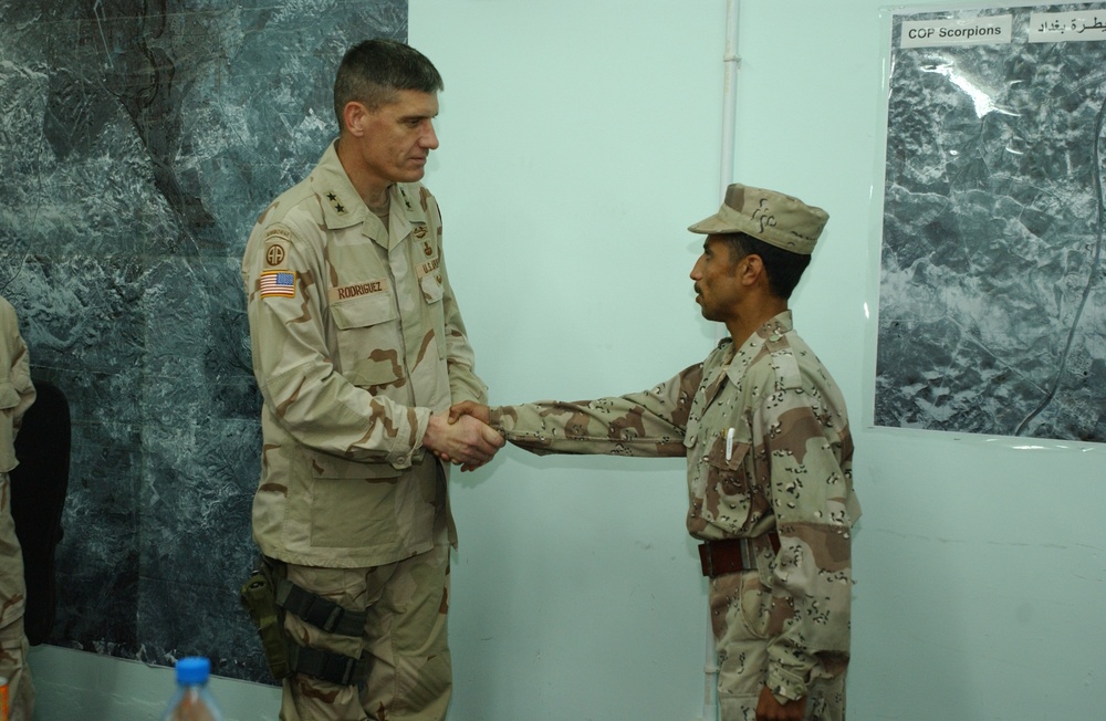 Maj. Gen Rodriquez meets an Iraqi Soldier