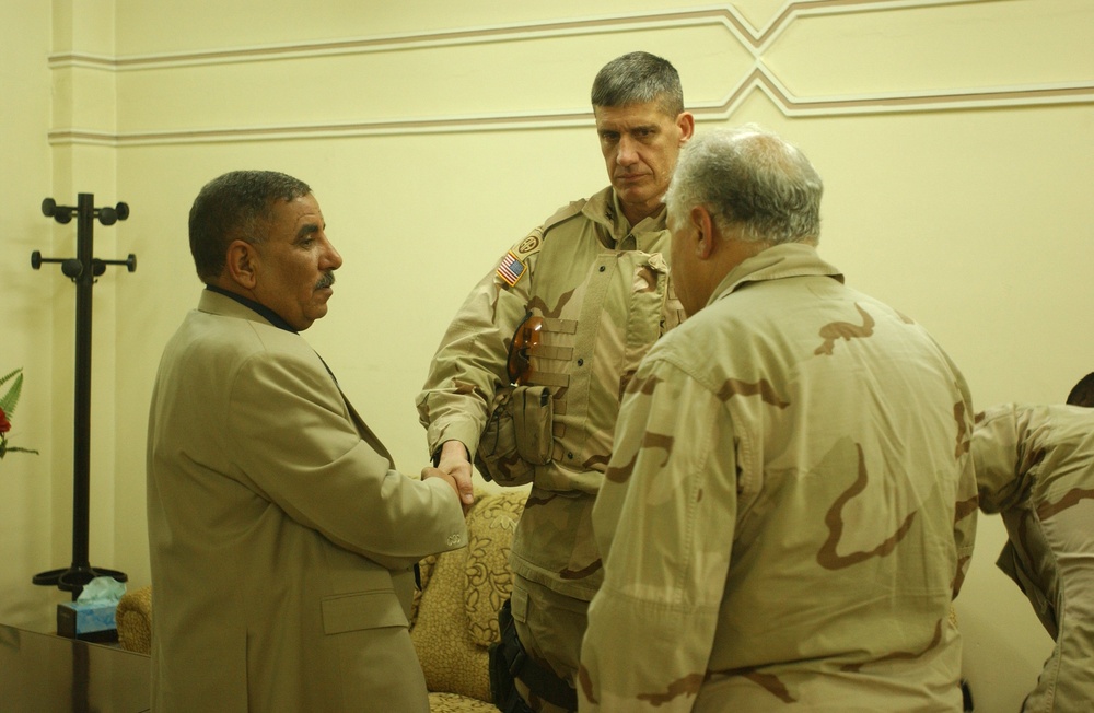 Maj. Gen. Rodriguez meets with the Police Chief of Mosul.