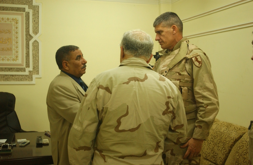 Maj. Gen. Rodriguez meets with the Police Chief of Mosul.