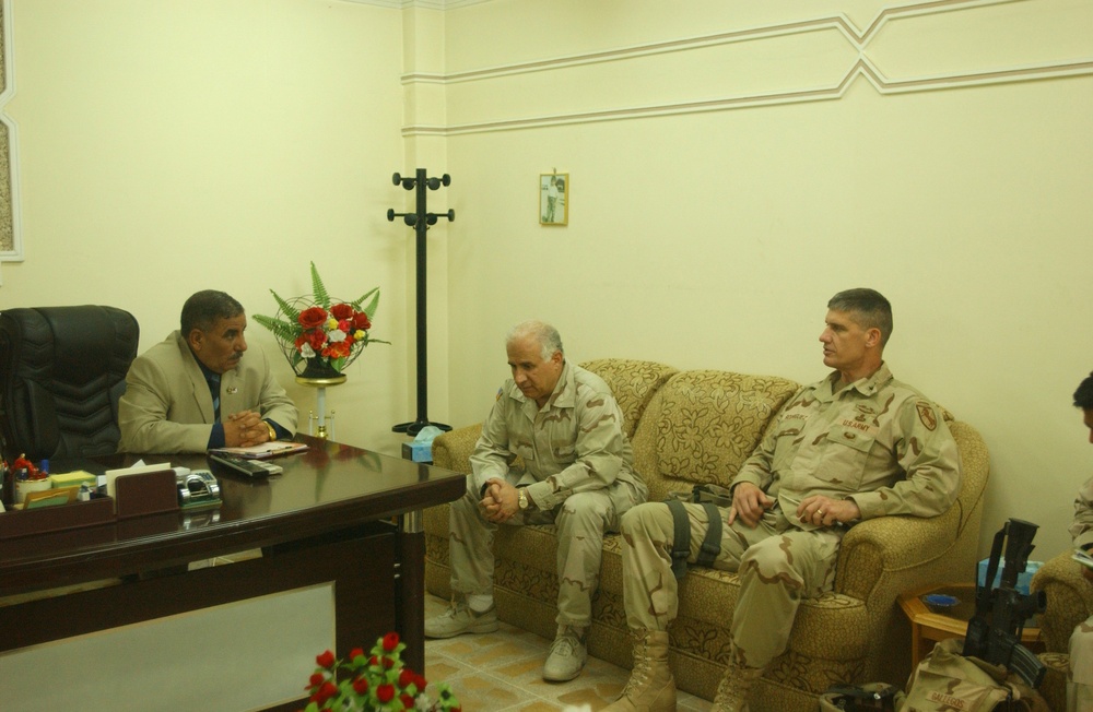 Maj. Gen. Rodriguez meets with the Police Chief of Mosul.