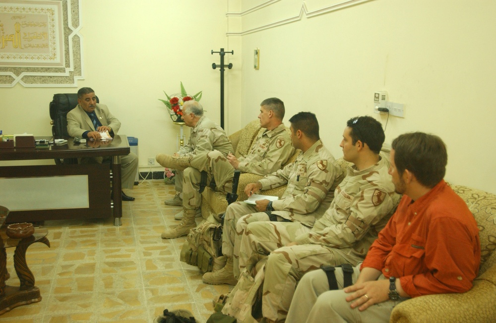 Maj. Gen. Rodriguez meets with the Police Chief of Mosul.