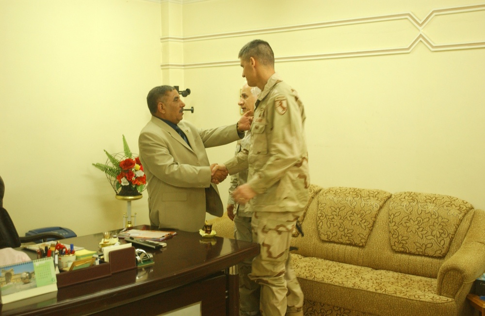 Maj. Gen. Rodriguez meets with the Police Chief of Mosul.