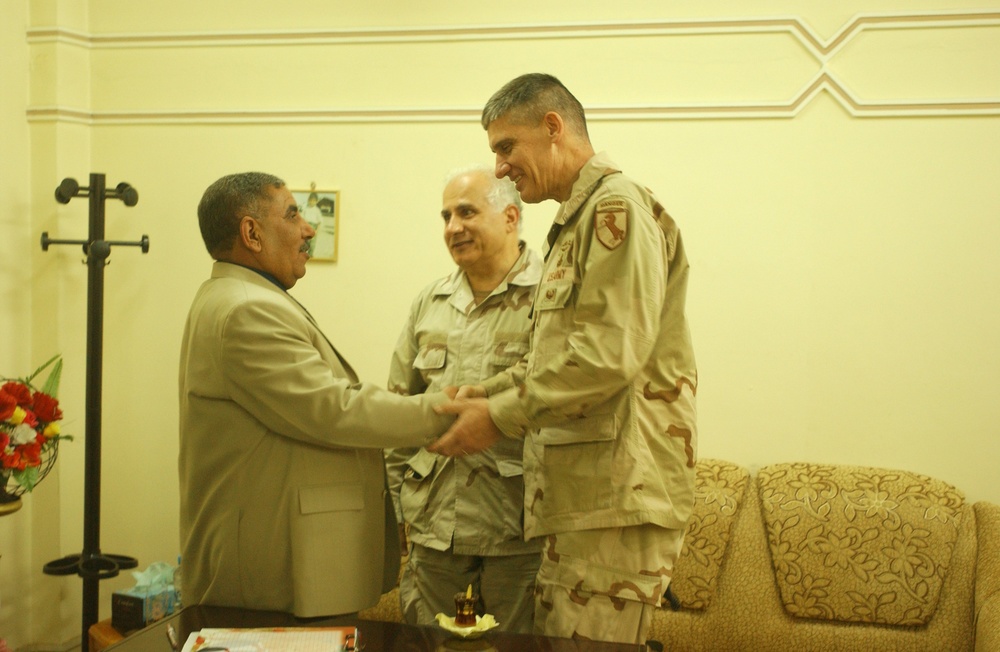 Maj. Gen. Rodriguez meets with the Police Chief of Mosul.