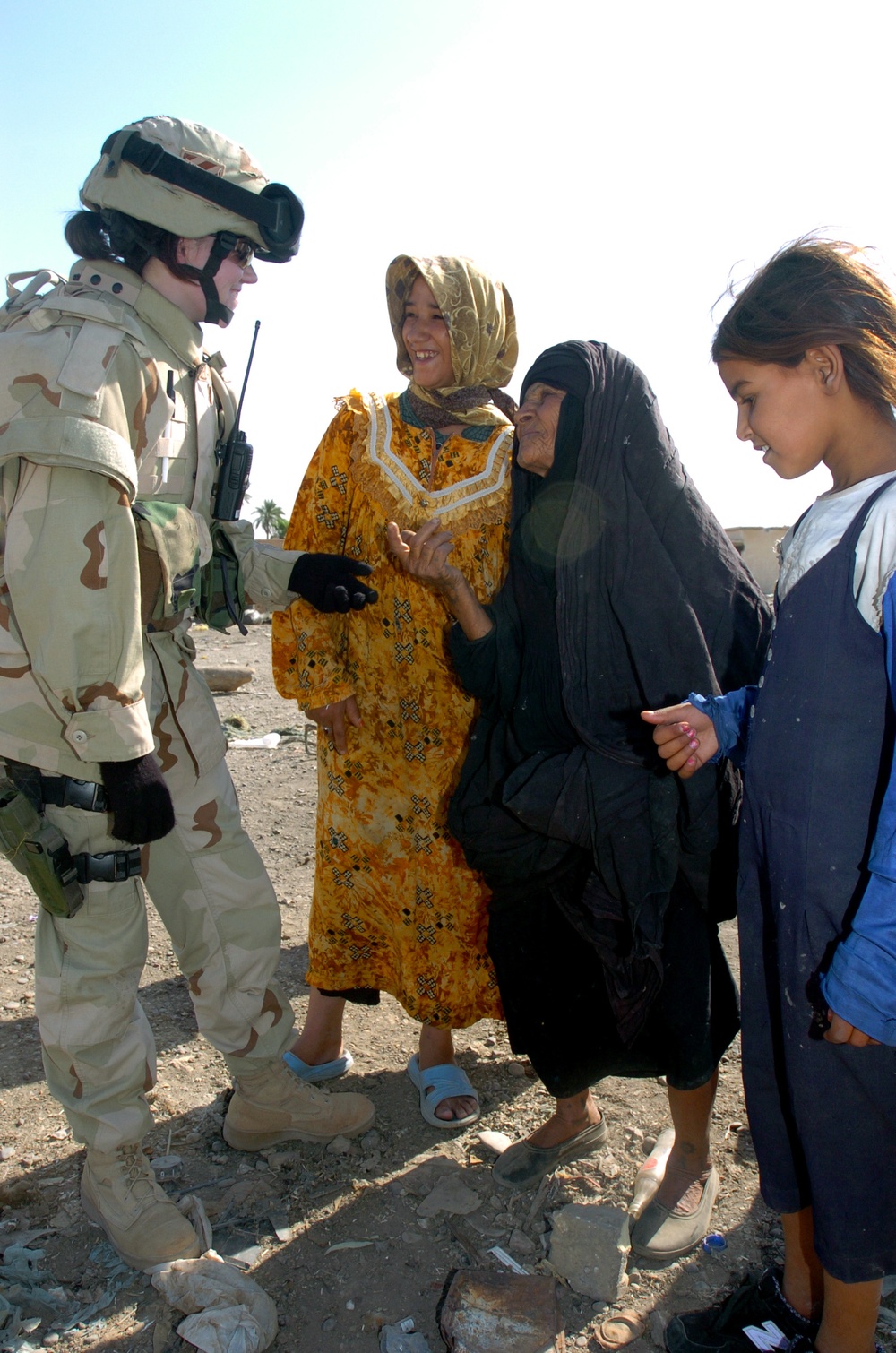 2LT Vogel-Mishoe speaks with Iraqi women