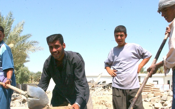 Iraqis work to build a school in the Diyala Providence
